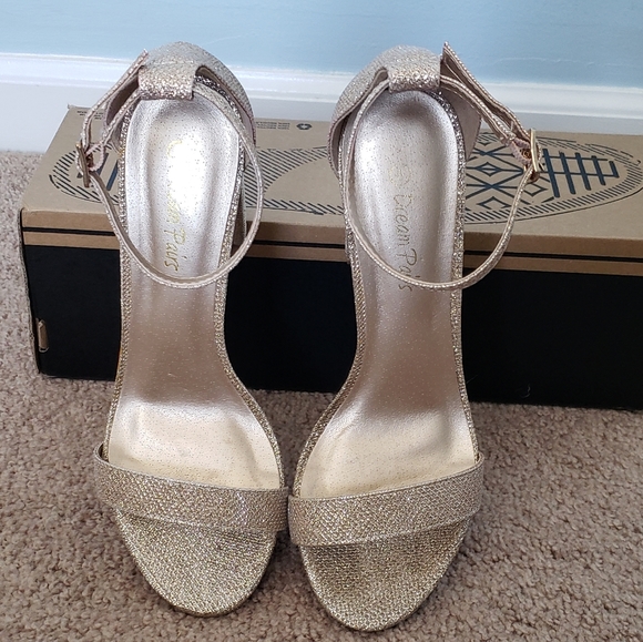 Dream Pairs Chunky Heels - Picture 2 of 3